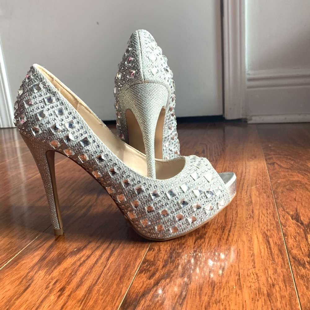 NWOB Vince Camuto Bedazzled Peep Toe Heels